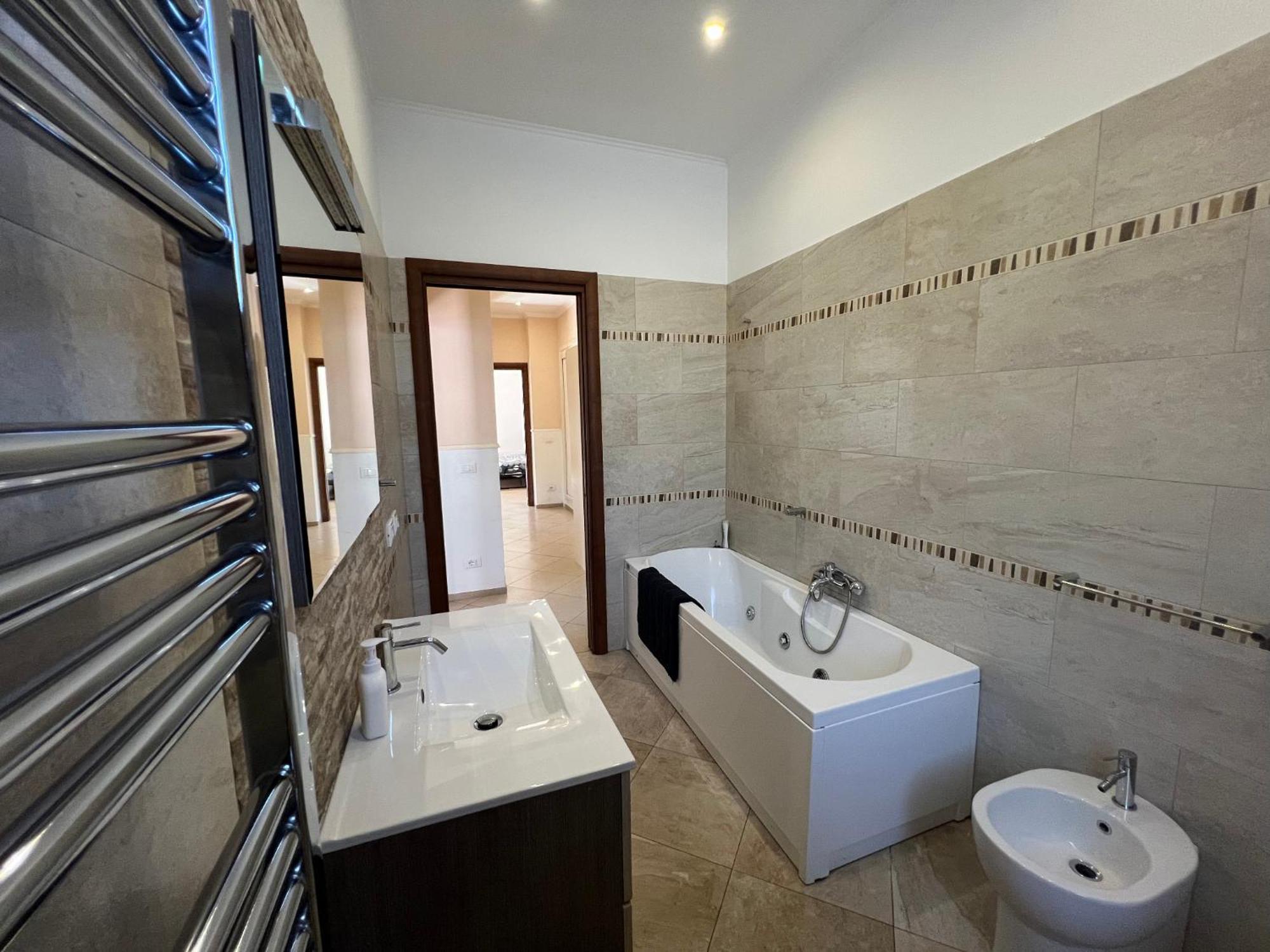-5 Min From Bus Stop-Free Parking *